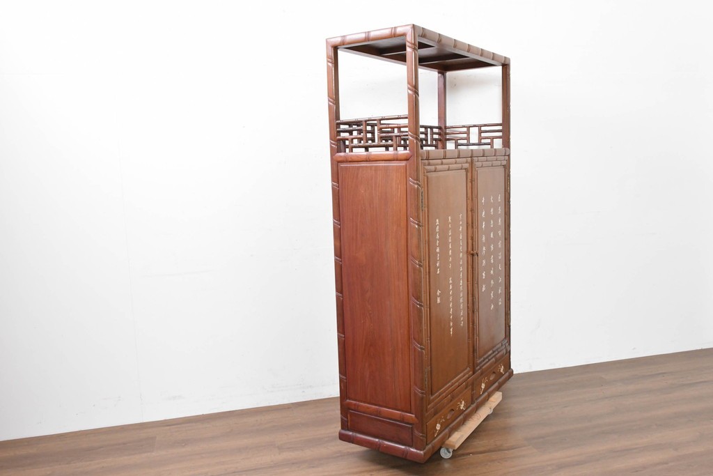 ヴィンテージ家具　1980年頃　花梨(カリン)材 　漢詩と花文様の象嵌入り飾り棚　(R-090089)