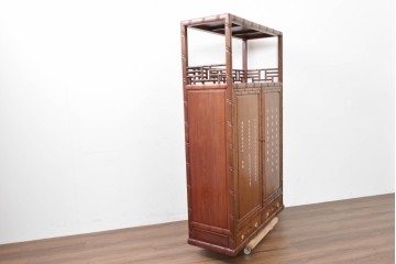 ヴィンテージ家具　1980年頃　花梨(カリン)材 　漢詩と花文様の象嵌入り飾り棚　(R-090089)