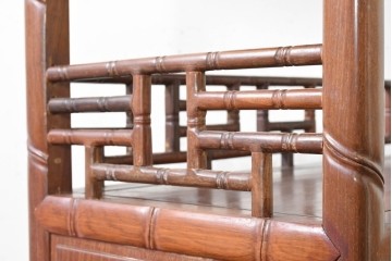 ヴィンテージ家具　1980年頃　花梨(カリン)材 　漢詩と花文様の象嵌入り飾り棚　(R-090089)