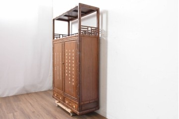 ヴィンテージ家具　1980年頃　花梨(カリン)材 　漢詩と花文様の象嵌入り飾り棚　(R-090089)