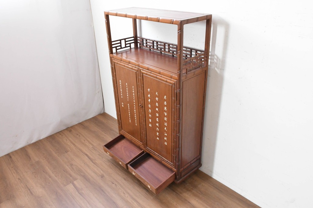 ヴィンテージ家具　1980年頃　花梨(カリン)材 　漢詩と花文様の象嵌入り飾り棚　(R-090089)