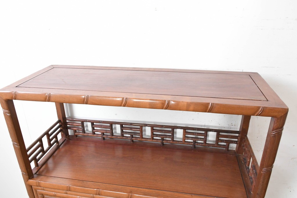 ヴィンテージ家具　1980年頃　花梨(カリン)材 　漢詩と花文様の象嵌入り飾り棚　(R-090089)