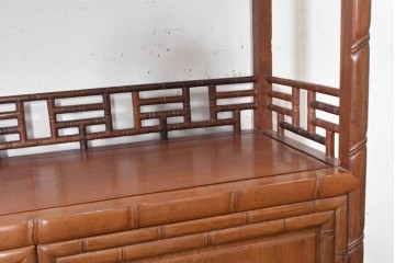 ヴィンテージ家具　1980年頃　花梨(カリン)材 　漢詩と花文様の象嵌入り飾り棚　(R-090089)