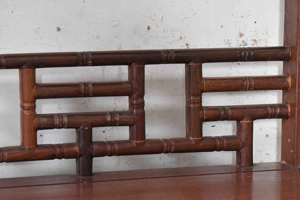 ヴィンテージ家具　1980年頃　花梨(カリン)材 　漢詩と花文様の象嵌入り飾り棚　(R-090089)