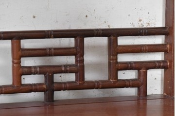 ヴィンテージ家具　1980年頃　花梨(カリン)材 　漢詩と花文様の象嵌入り飾り棚　(R-090089)