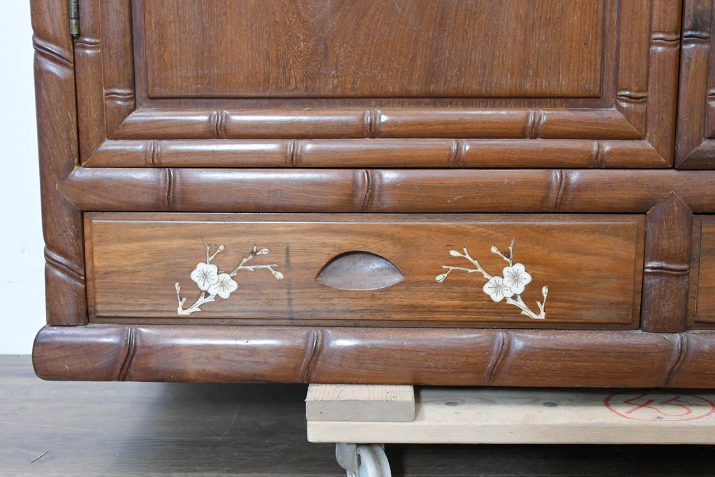 ヴィンテージ家具　1980年頃　花梨(カリン)材 　漢詩と花文様の象嵌入り飾り棚　(R-090089)