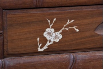 ヴィンテージ家具　1980年頃　花梨(カリン)材 　漢詩と花文様の象嵌入り飾り棚　(R-090089)