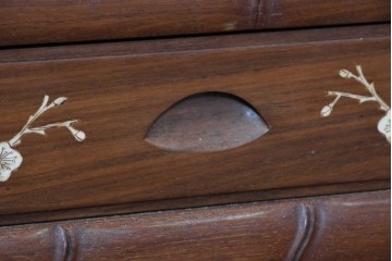 ヴィンテージ家具　1980年頃　花梨(カリン)材 　漢詩と花文様の象嵌入り飾り棚　(R-090089)