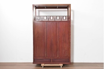 ヴィンテージ家具　1980年頃　花梨(カリン)材 　漢詩と花文様の象嵌入り飾り棚　(R-090089)