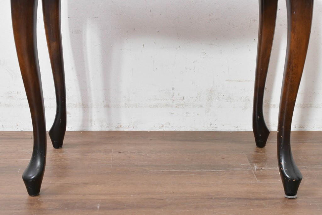 和製ヴィンテージ　1970年から1980年頃　ナラ材・カバ材　優美な佇まいのアンティーク調サイドテーブル　(R-090094)