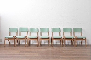 【簡易リペア限定品】　イギリスヴィンテージ　スタッキングできる淡いグリーンカラーのスクールチェア7脚セット　(R-090096)