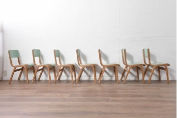 【簡易リペア限定品】　イギリスヴィンテージ　スタッキングできる淡いグリーンカラーのスクールチェア7脚セット　(R-090096)
