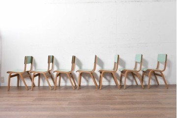 【簡易リペア限定品】　イギリスヴィンテージ　スタッキングできる淡いグリーンカラーのスクールチェア7脚セット　(R-090096)