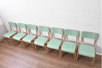 【簡易リペア限定品】　イギリスヴィンテージ　スタッキングできる淡いグリーンカラーのスクールチェア7脚セット　(R-090096)