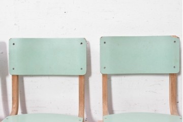 【簡易リペア限定品】　イギリスヴィンテージ　スタッキングできる淡いグリーンカラーのスクールチェア7脚セット　(R-090096)