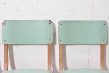 【簡易リペア限定品】　イギリスヴィンテージ　スタッキングできる淡いグリーンカラーのスクールチェア7脚セット　(R-090096)