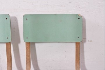 【簡易リペア限定品】　イギリスヴィンテージ　スタッキングできる淡いグリーンカラーのスクールチェア7脚セット　(R-090096)