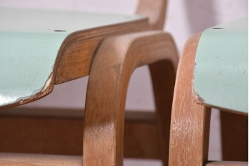 【簡易リペア限定品】　イギリスヴィンテージ　スタッキングできる淡いグリーンカラーのスクールチェア7脚セット　(R-090096)