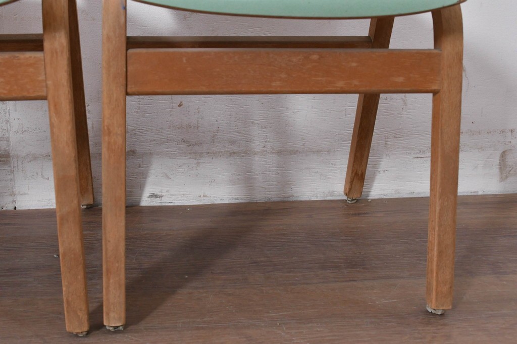 【簡易リペア限定品】　イギリスヴィンテージ　スタッキングできる淡いグリーンカラーのスクールチェア7脚セット　(R-090096)