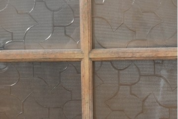 和製ヴィンテージ　神戸洋家具　ナラ材　模様入り型板ガラス扉が目を引くブックケース　(R-090100)