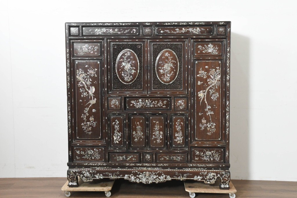 中国アンティーク　1940年頃　高級品!　紫檀(シタン)材　中国伝統の螺鈿細工が華やかなキャビネット　(R-090105)