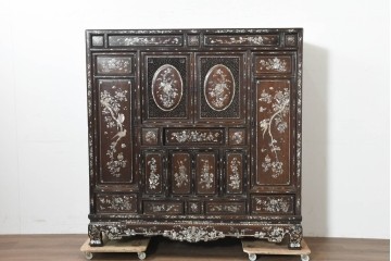 中国アンティーク　1940年頃　高級品!　紫檀(シタン)材　中国伝統の螺鈿細工が華やかなキャビネット　(R-090105)