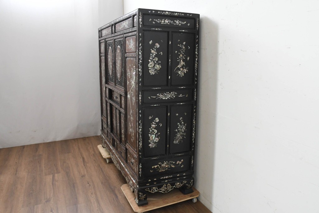 中国アンティーク　1940年頃　高級品!　紫檀(シタン)材　中国伝統の螺鈿細工が華やかなキャビネット　(R-090105)