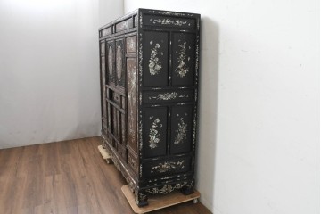 中国アンティーク　1940年頃　高級品!　紫檀(シタン)材　中国伝統の螺鈿細工が華やかなキャビネット　(R-090105)