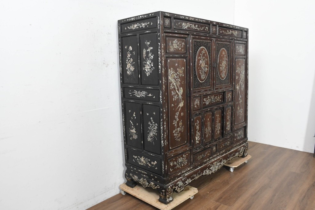 中国アンティーク　1940年頃　高級品!　紫檀(シタン)材　中国伝統の螺鈿細工が華やかなキャビネット　(R-090105)
