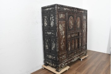 中国アンティーク　1940年頃　高級品!　紫檀(シタン)材　中国伝統の螺鈿細工が華やかなキャビネット　(R-090105)