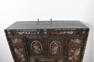 中国アンティーク　1940年頃　高級品!　紫檀(シタン)材　中国伝統の螺鈿細工が華やかなキャビネット　(R-090105)