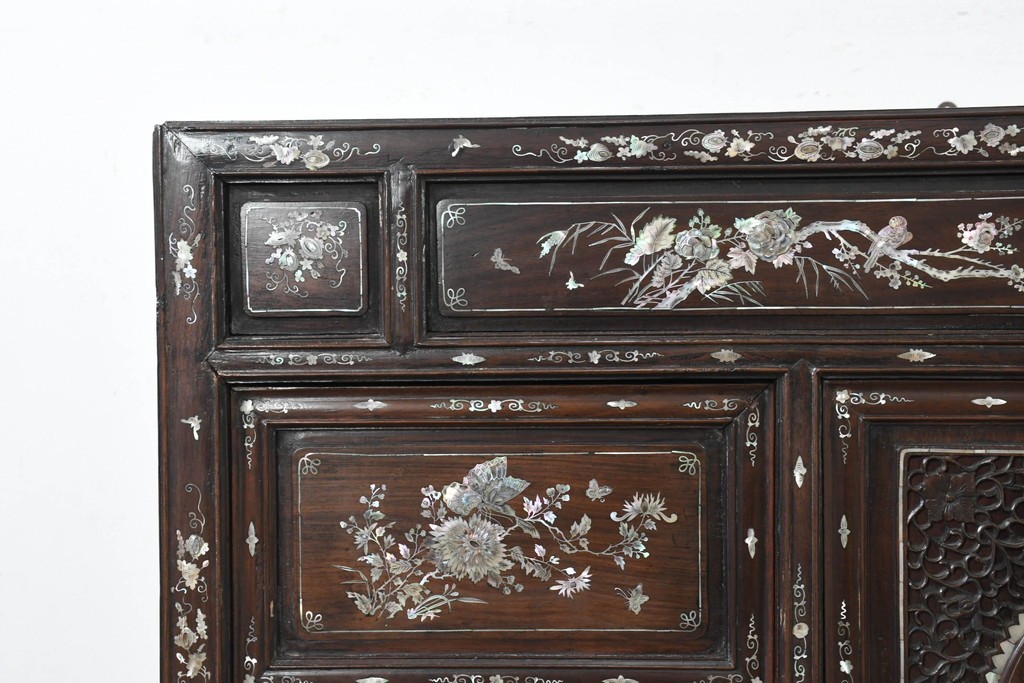 中国アンティーク　1940年頃　高級品!　紫檀(シタン)材　中国伝統の螺鈿細工が華やかなキャビネット　(R-090105)