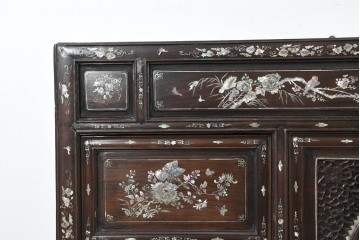 中国アンティーク　1940年頃　高級品!　紫檀(シタン)材　中国伝統の螺鈿細工が華やかなキャビネット　(R-090105)