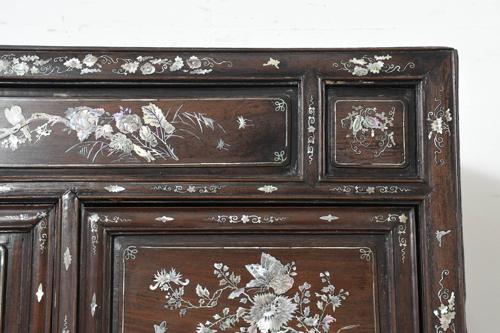 中国アンティーク　1940年頃　高級品!　紫檀(シタン)材　中国伝統の螺鈿細工が華やかなキャビネット　(R-090105)