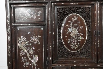 中国アンティーク　1940年頃　高級品!　紫檀(シタン)材　中国伝統の螺鈿細工が華やかなキャビネット　(R-090105)