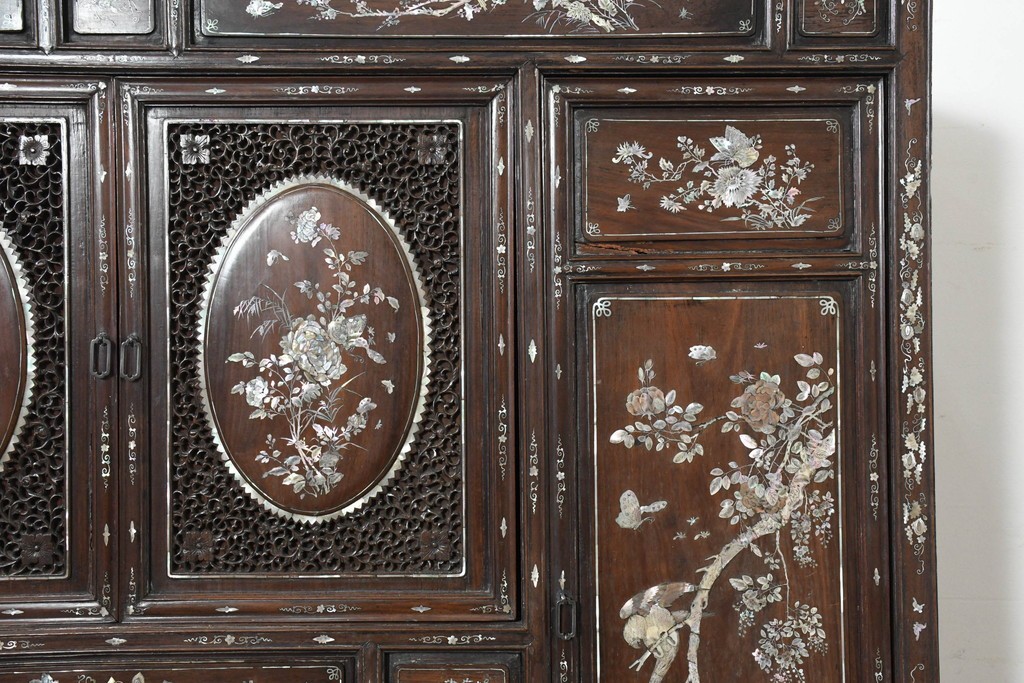 中国アンティーク　1940年頃　高級品!　紫檀(シタン)材　中国伝統の螺鈿細工が華やかなキャビネット　(R-090105)