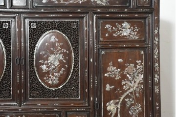 中国アンティーク　1940年頃　高級品!　紫檀(シタン)材　中国伝統の螺鈿細工が華やかなキャビネット　(R-090105)