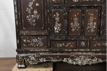 中国アンティーク　1940年頃　高級品!　紫檀(シタン)材　中国伝統の螺鈿細工が華やかなキャビネット　(R-090105)