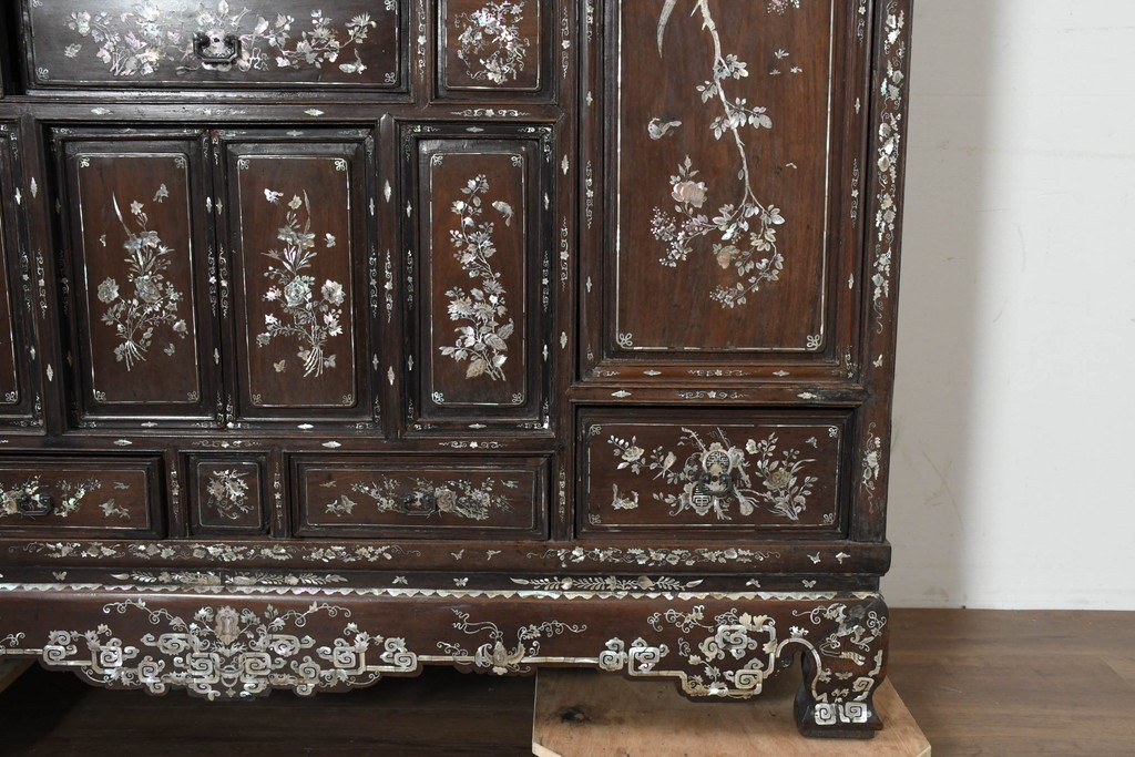 中国アンティーク　1940年頃　高級品!　紫檀(シタン)材　中国伝統の螺鈿細工が華やかなキャビネット　(R-090105)
