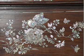 中国アンティーク　1940年頃　高級品!　紫檀(シタン)材　中国伝統の螺鈿細工が華やかなキャビネット　(R-090105)