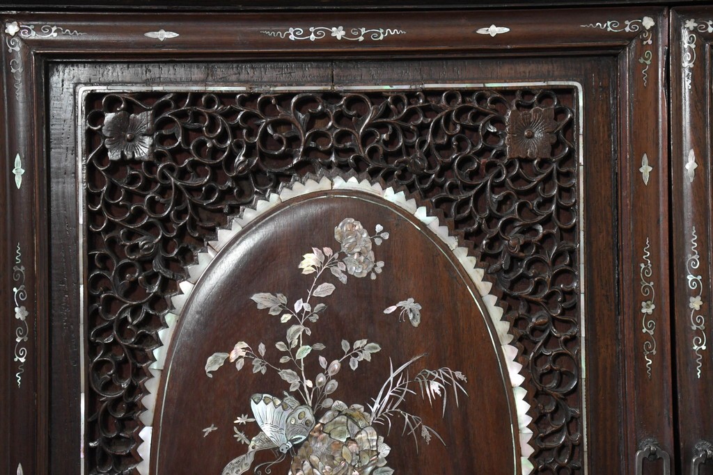 中国アンティーク　1940年頃　高級品!　紫檀(シタン)材　中国伝統の螺鈿細工が華やかなキャビネット　(R-090105)