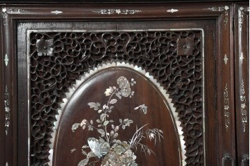 中国アンティーク　1940年頃　高級品!　紫檀(シタン)材　中国伝統の螺鈿細工が華やかなキャビネット　(R-090105)