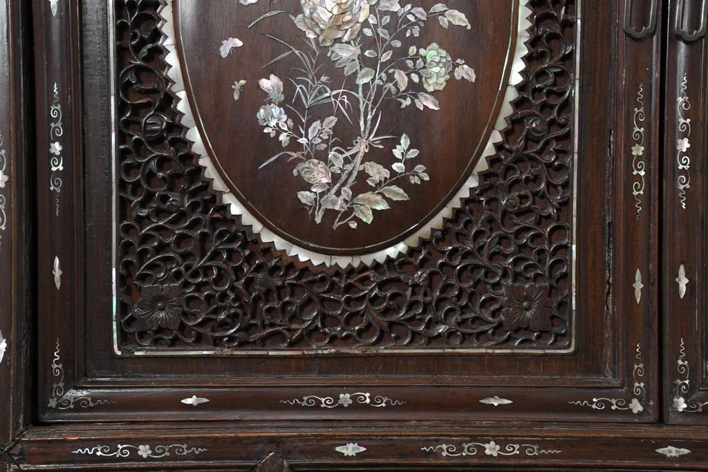中国アンティーク　1940年頃　高級品!　紫檀(シタン)材　中国伝統の螺鈿細工が華やかなキャビネット　(R-090105)