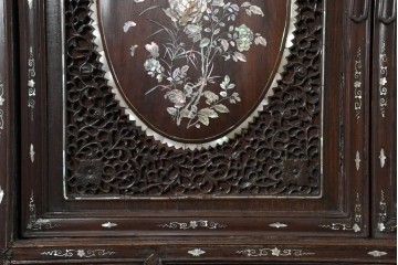 中国アンティーク　1940年頃　高級品!　紫檀(シタン)材　中国伝統の螺鈿細工が華やかなキャビネット　(R-090105)