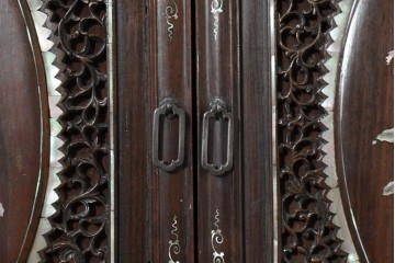 中国アンティーク　1940年頃　高級品!　紫檀(シタン)材　中国伝統の螺鈿細工が華やかなキャビネット　(R-090105)