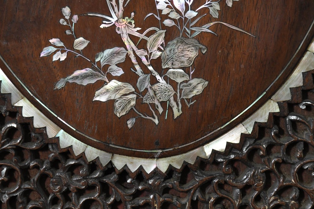 中国アンティーク　1940年頃　高級品!　紫檀(シタン)材　中国伝統の螺鈿細工が華やかなキャビネット　(R-090105)