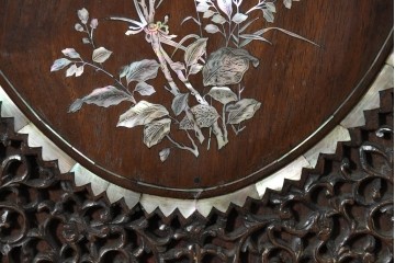 中国アンティーク　1940年頃　高級品!　紫檀(シタン)材　中国伝統の螺鈿細工が華やかなキャビネット　(R-090105)