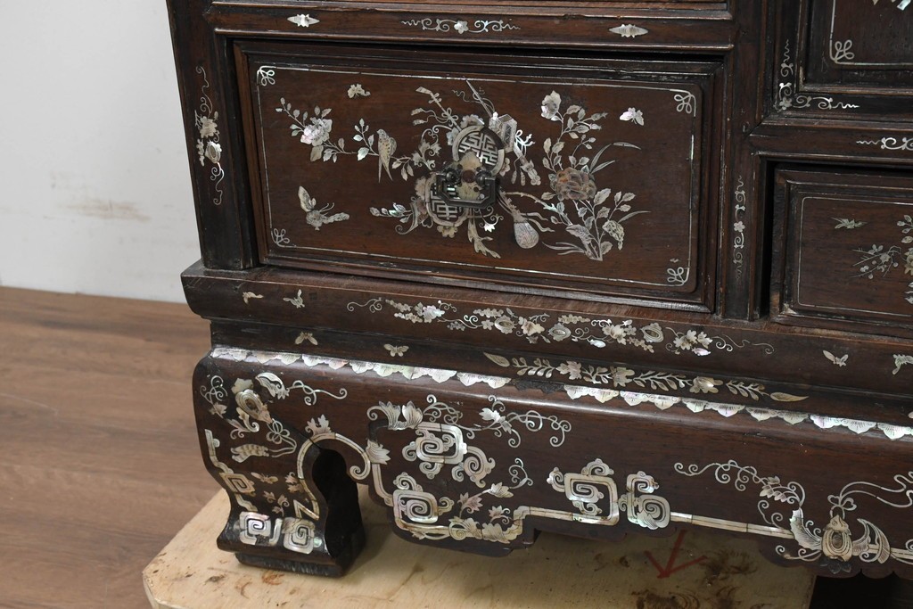中国アンティーク　1940年頃　高級品!　紫檀(シタン)材　中国伝統の螺鈿細工が華やかなキャビネット　(R-090105)