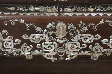 中国アンティーク　1940年頃　高級品!　紫檀(シタン)材　中国伝統の螺鈿細工が華やかなキャビネット　(R-090105)
