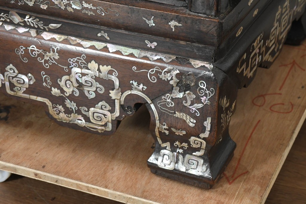 中国アンティーク　1940年頃　高級品!　紫檀(シタン)材　中国伝統の螺鈿細工が華やかなキャビネット　(R-090105)